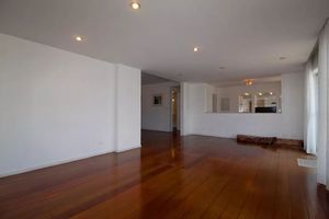 Image 4 - 927699