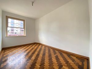Image 19 - 927940