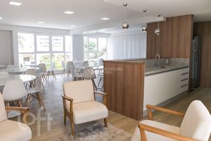 Image 37 - 928068