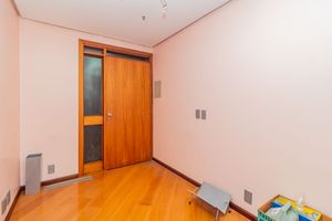 Image 8 - 928329