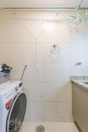 Image 19 - 928495
