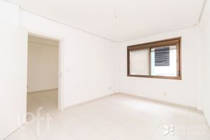 Image 5 - 928668