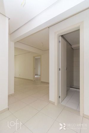 Image 21 - 928668