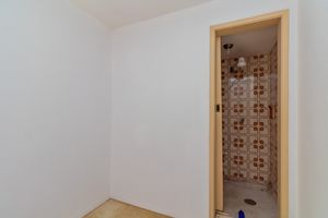 Image 25 - 928683