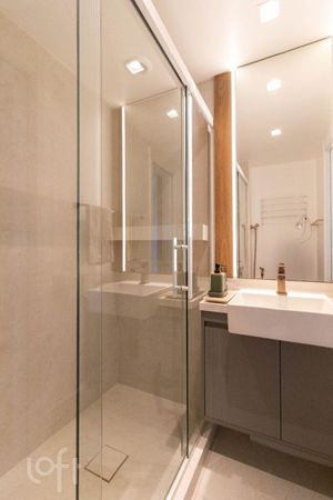 Image 19 - 928999