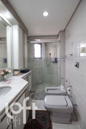 Image 11 - 929340