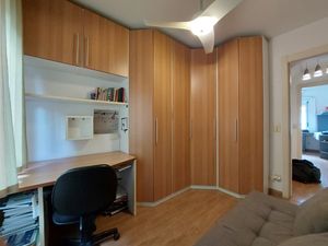 Image 19 - 929367