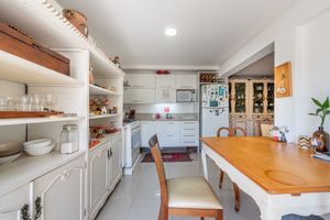 Image 27 - 929658