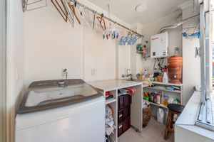 Image 28 - 929658