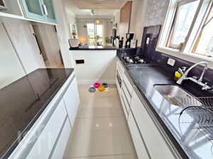 Image 3 - 929996