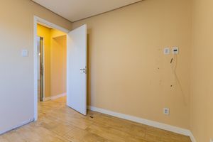 Image 32 - 930004