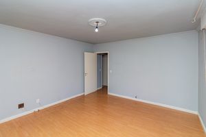 Image 3 - 930076