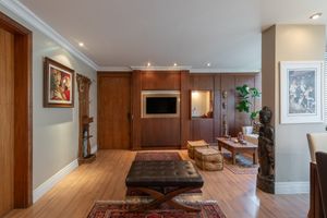 Image 4 - 930341