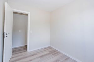 Image 19 - 930344