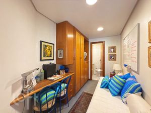 Image 32 - 930657