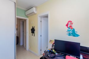 Image 19 - 931152
