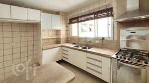 Image 3 - 931350