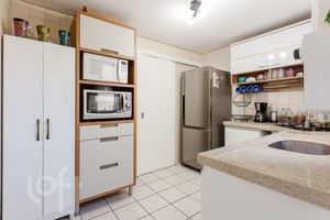 Image 3 - 931800
