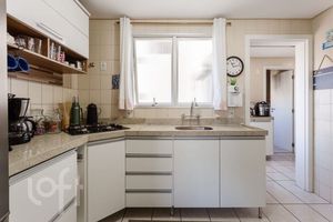 Image 4 - 931800