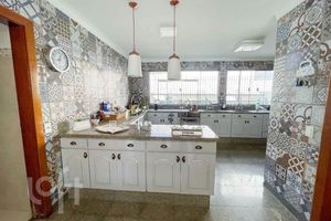 Image 20 - 931810