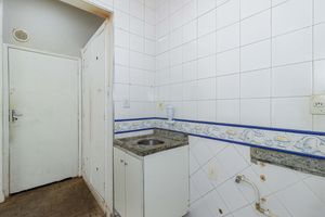 Image 11 - 931857