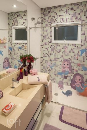 Image 11 - 931912