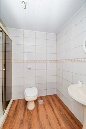Image 18 - 931950