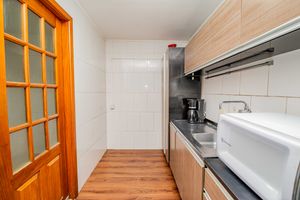 Image 21 - 931950