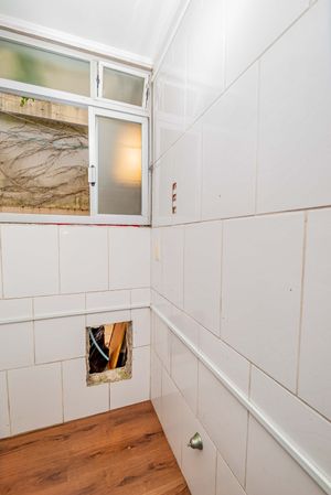 Image 24 - 931950