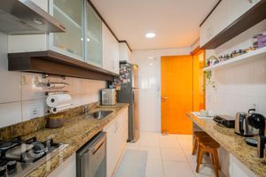Image 9 - 932137
