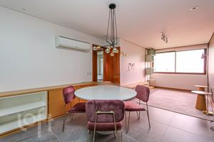 Image 4 - 932300