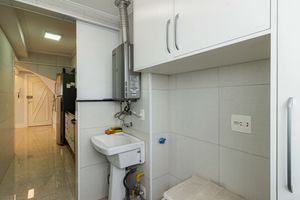 Image 19 - 932330
