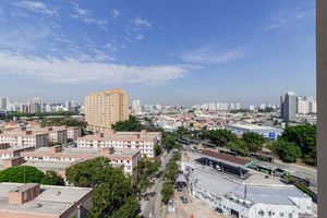 Image 21 - 932472