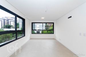 Image 7 - 932495