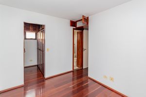 Image 7 - 932557