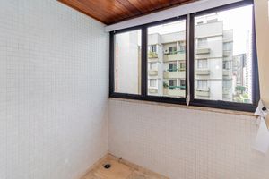 Image 13 - 932557