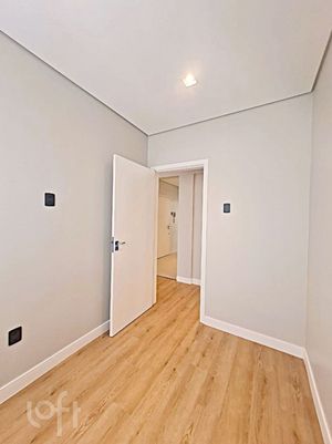 Image 19 - 932607