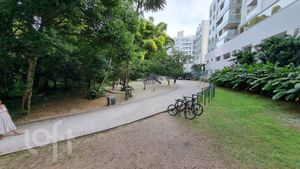 Image 11 - 932703