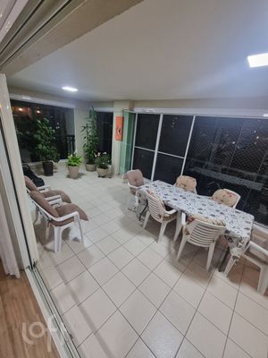 Image 7 - 932741