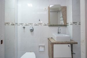 Image 18 - 932744
