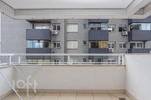 Image 8 - 932940