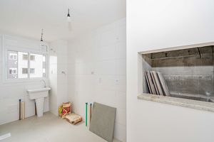 Image 7 - 932946