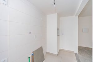 Image 6 - 932946