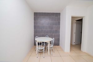 Image 18 - 932995