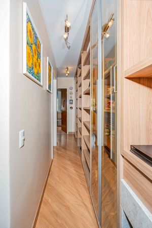 Image 8 - 933271