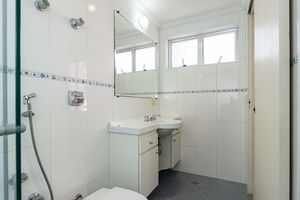 Image 12 - 933285