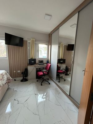 Image 11 - 933591