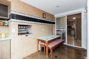 Image 8 - 933690