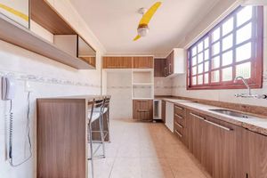 Image 4 - 936250
