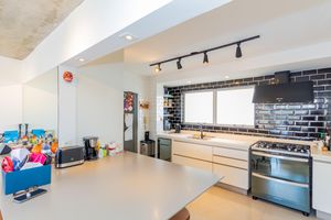 Image 31 - 936717